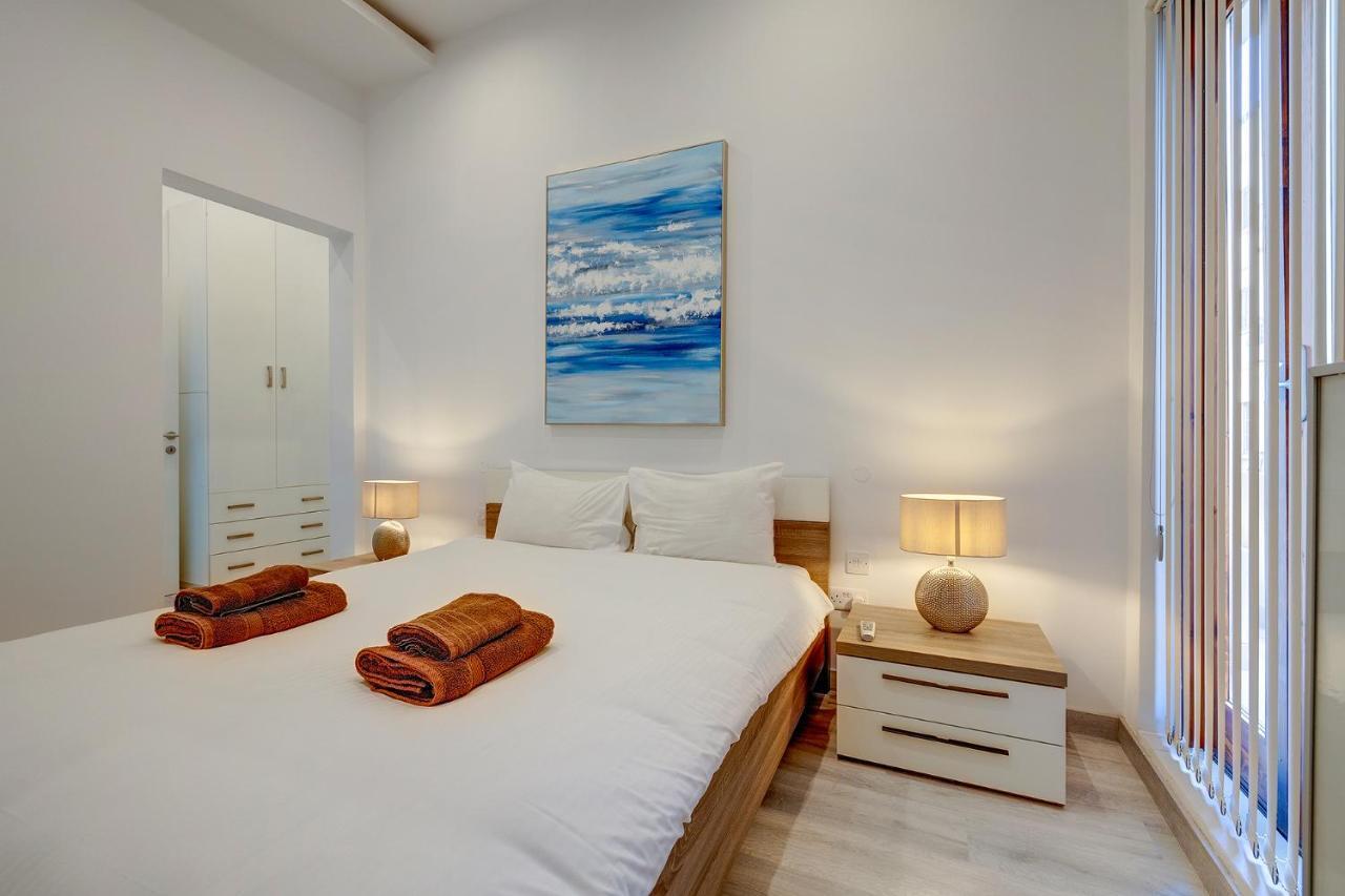 Appartamento Picturesque Sliema Pad Steps From The Seafront Esterno foto