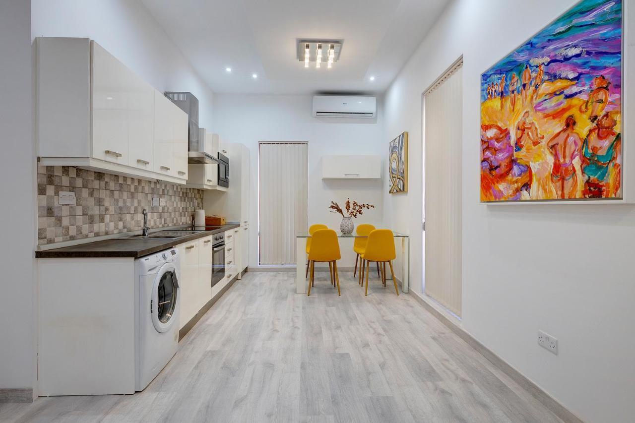 Appartamento Picturesque Sliema Pad Steps From The Seafront Esterno foto