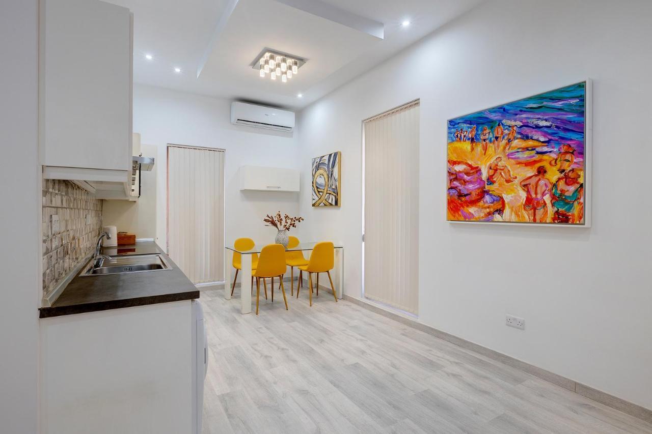 Appartamento Picturesque Sliema Pad Steps From The Seafront Esterno foto