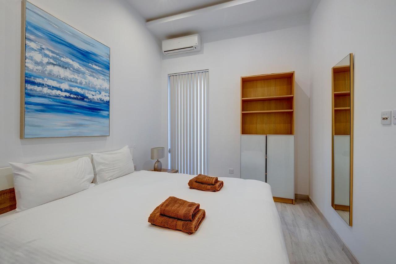 Appartamento Picturesque Sliema Pad Steps From The Seafront Esterno foto