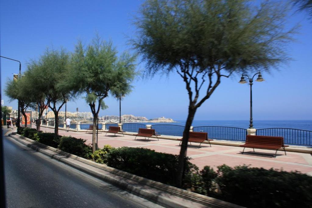 Appartamento Picturesque Sliema Pad Steps From The Seafront Esterno foto